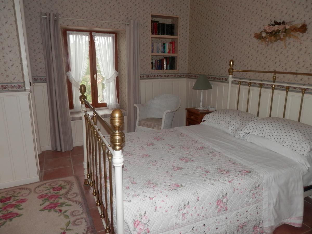 Maison De Laura Salsigne Room photo